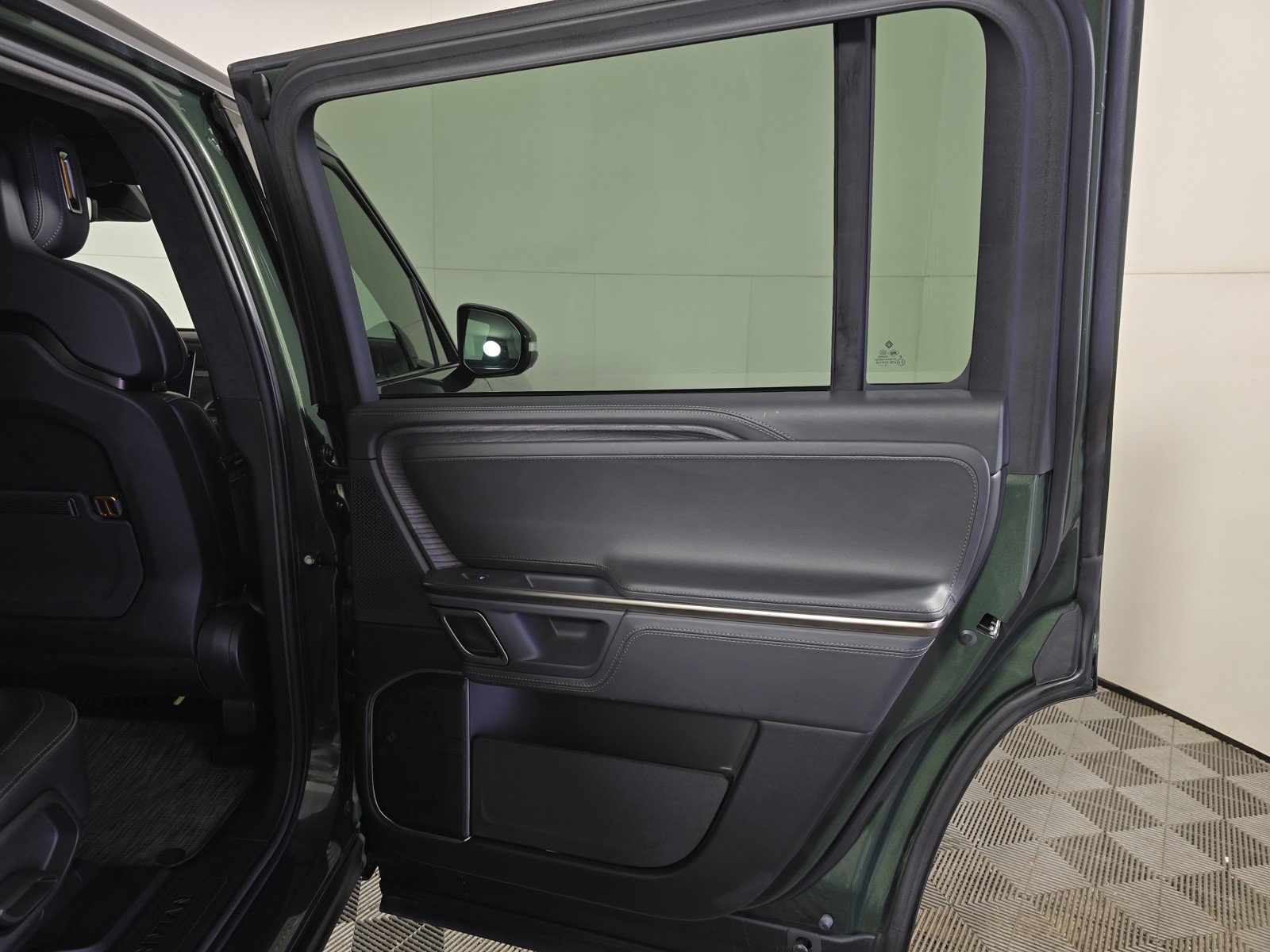 Used 2024 Rivian R1S Adventure AWD/4WD image 19