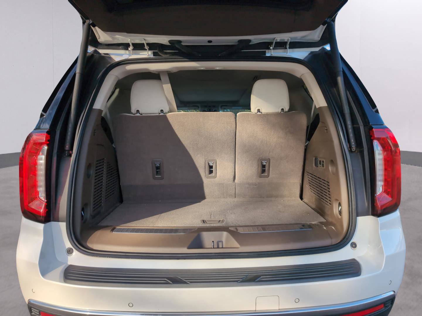 Used 2021 GMC Yukon Denali w/ Denali Premium Package image 9