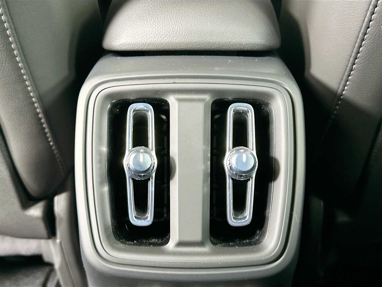 Used 2025 Volvo XC40 B5 Core w/ Climate Package image 24