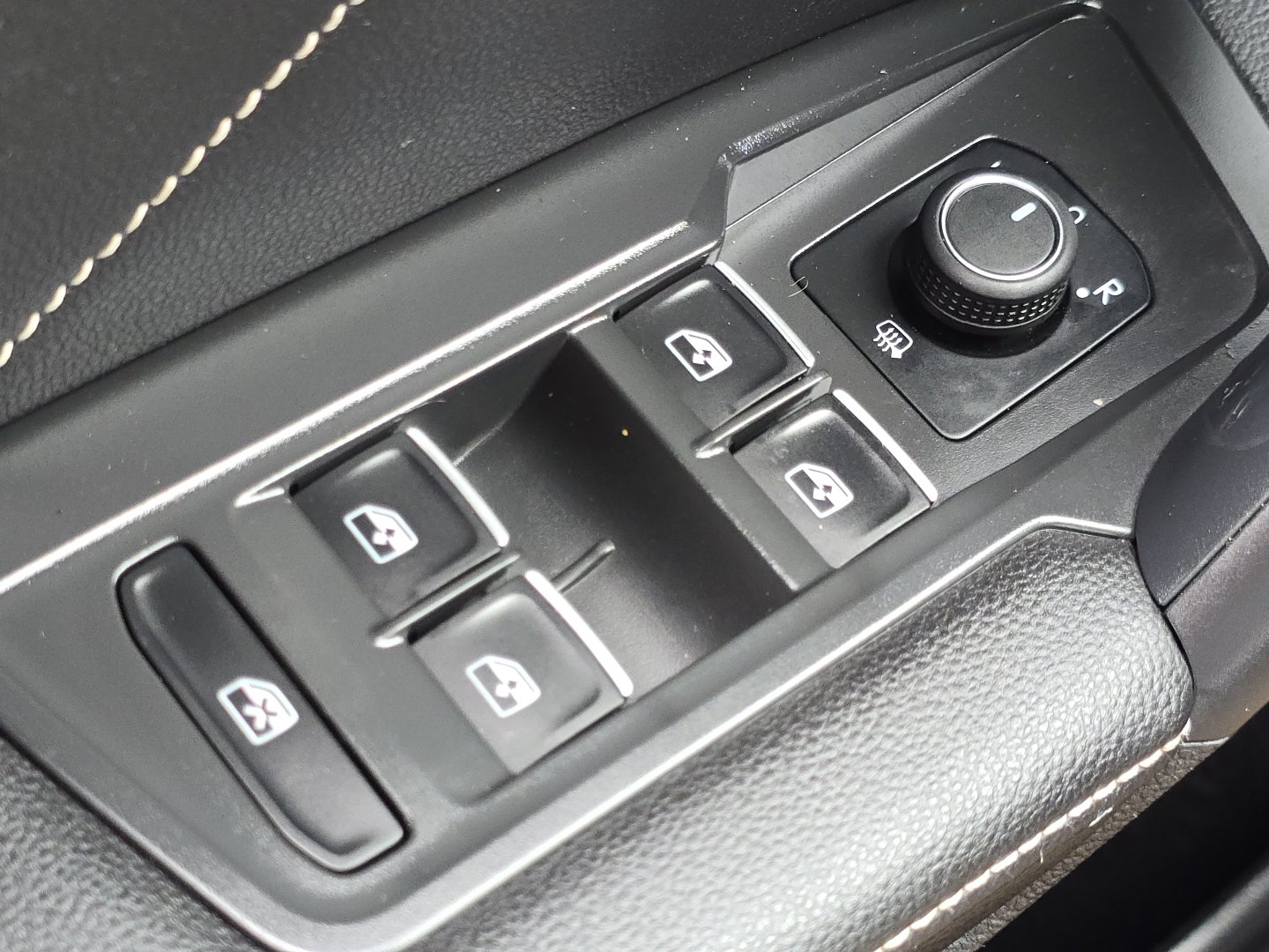 Used 2022 Volkswagen Tiguan SE R-Line AWD/4WD image 26