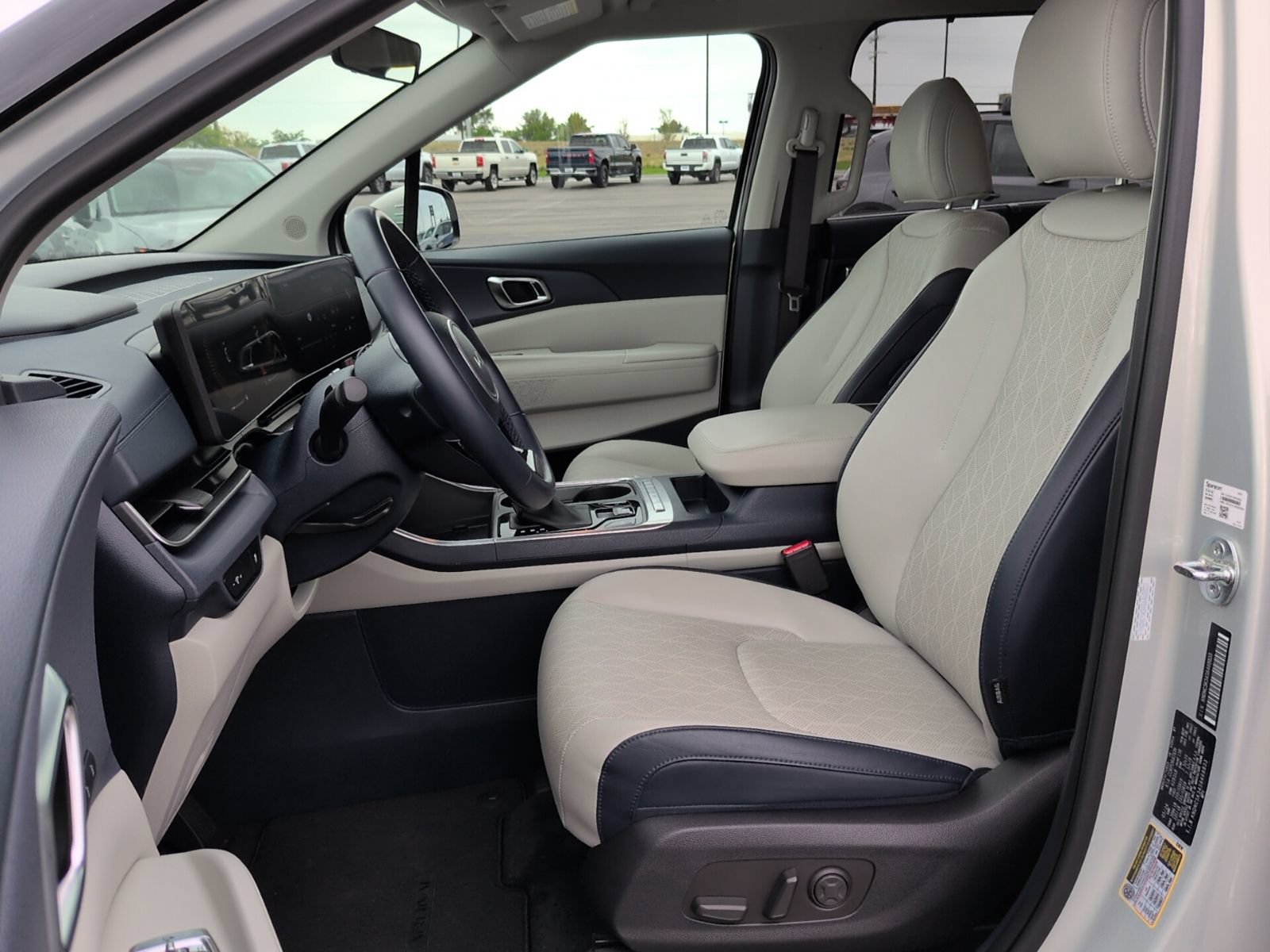 Used 2025 Kia Carnival EX FWD image 9