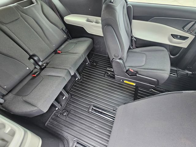 Used 2023 Kia Carnival LX image 13