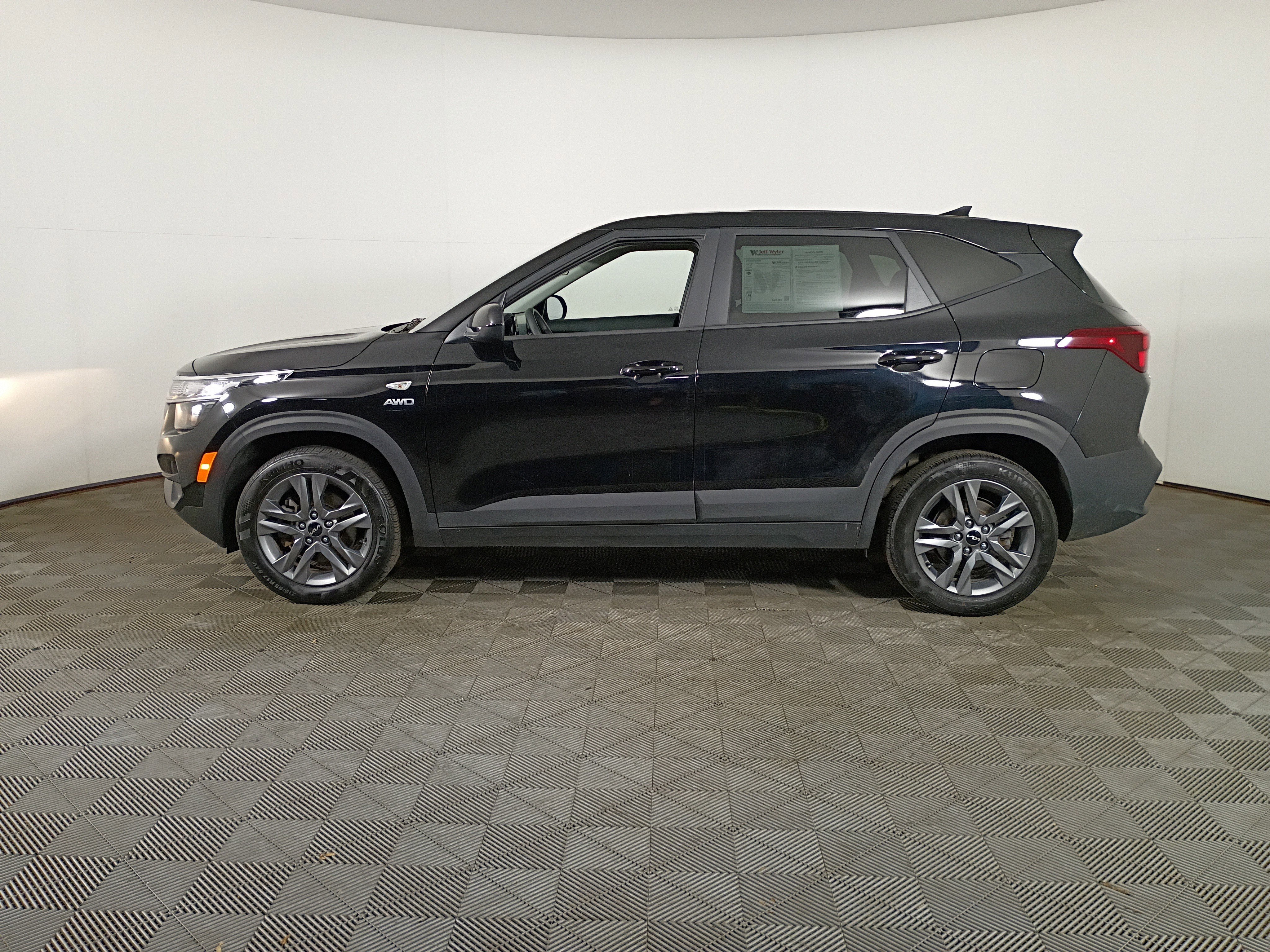 Certified 2023 Kia Seltos LX image 11