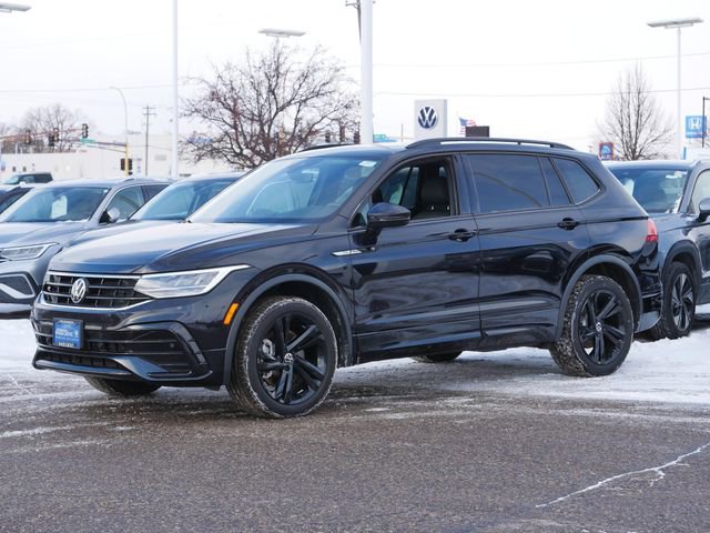 Certified 2024 Volkswagen Tiguan SE R-Line image 3