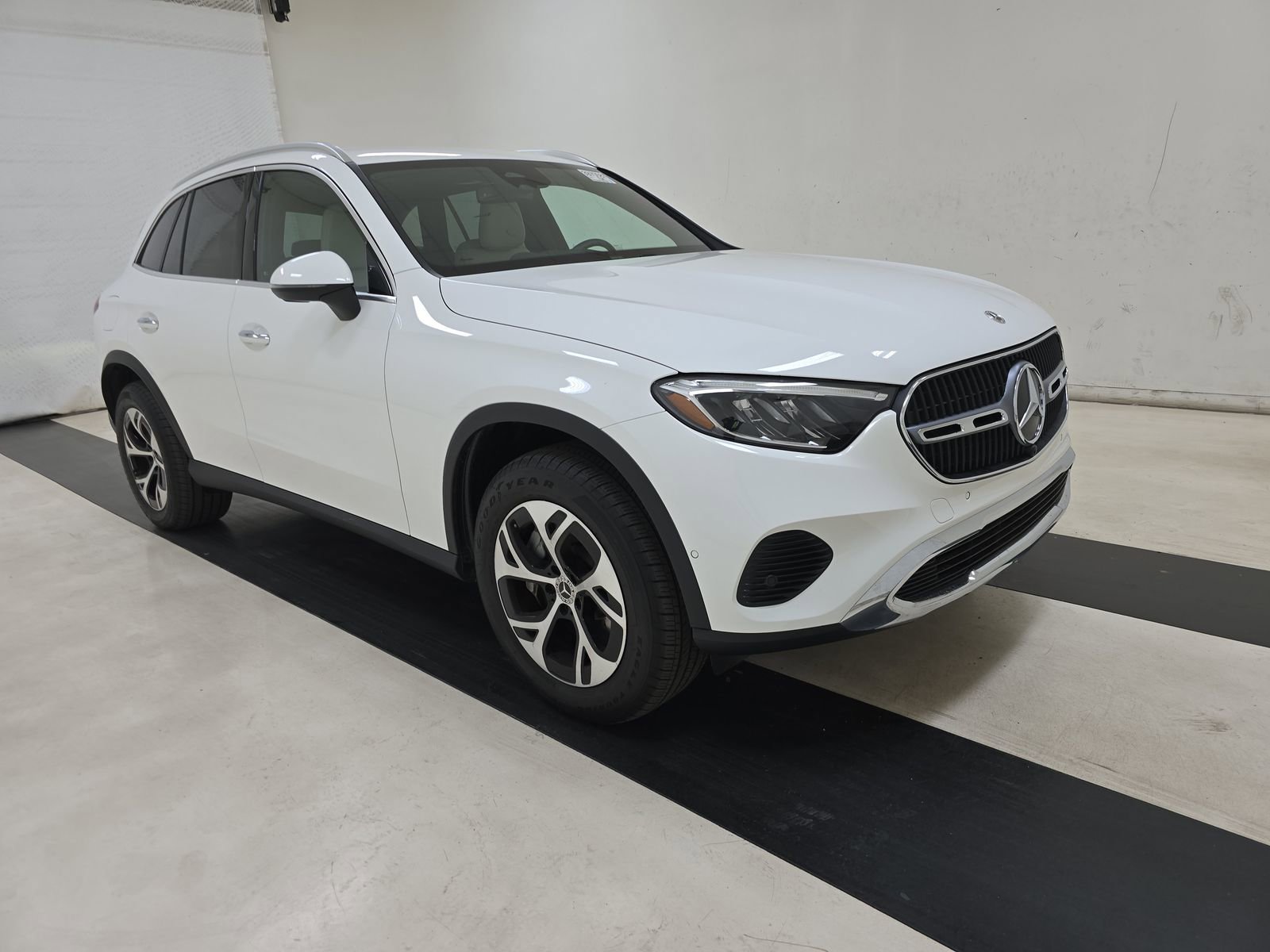 Used 2025 Mercedes-Benz GLC 350e 4MATIC image 4