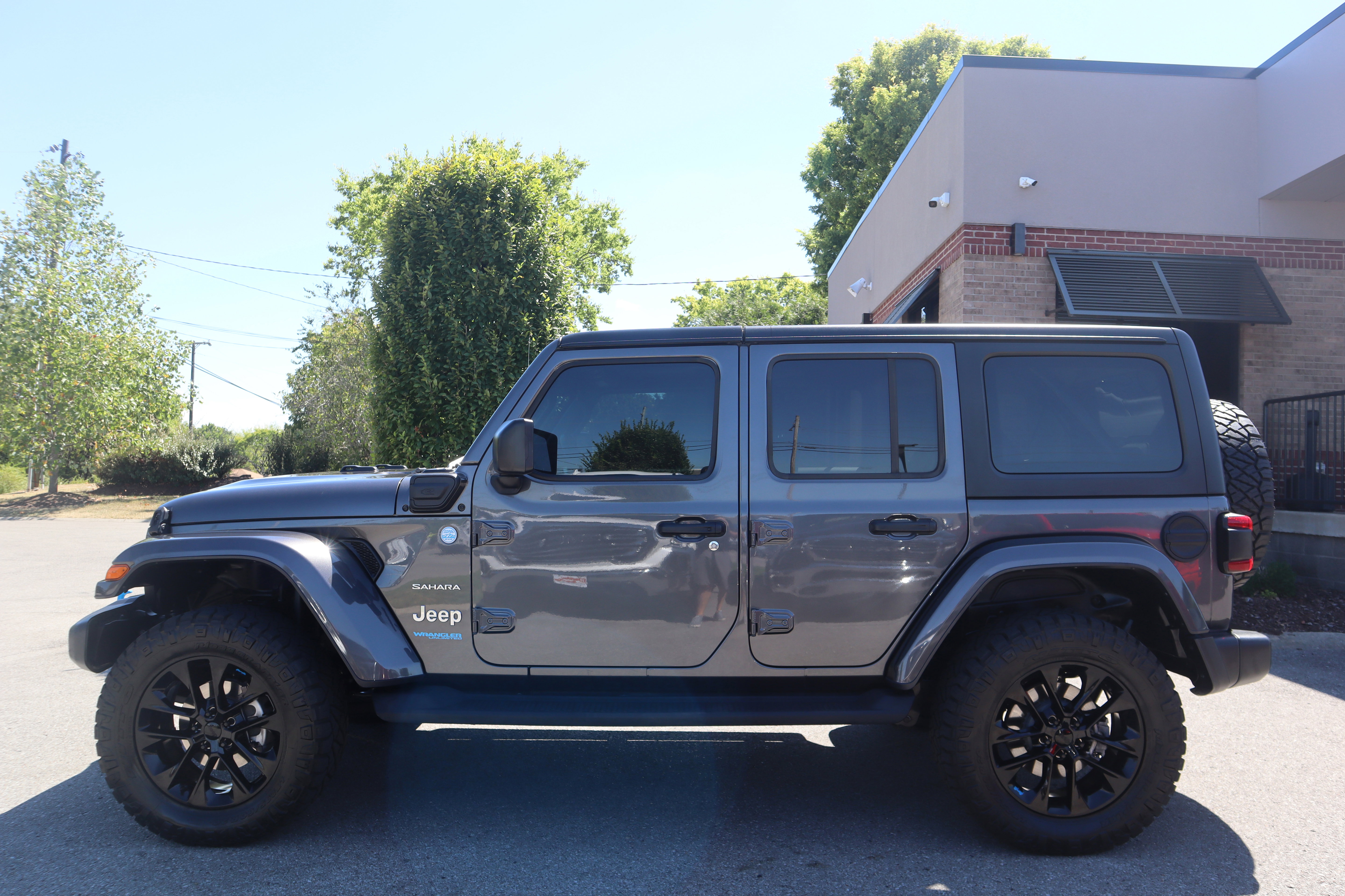 Used 2022 Jeep Wrangler Unlimited Sahara w/ Cold Weather Group image 9