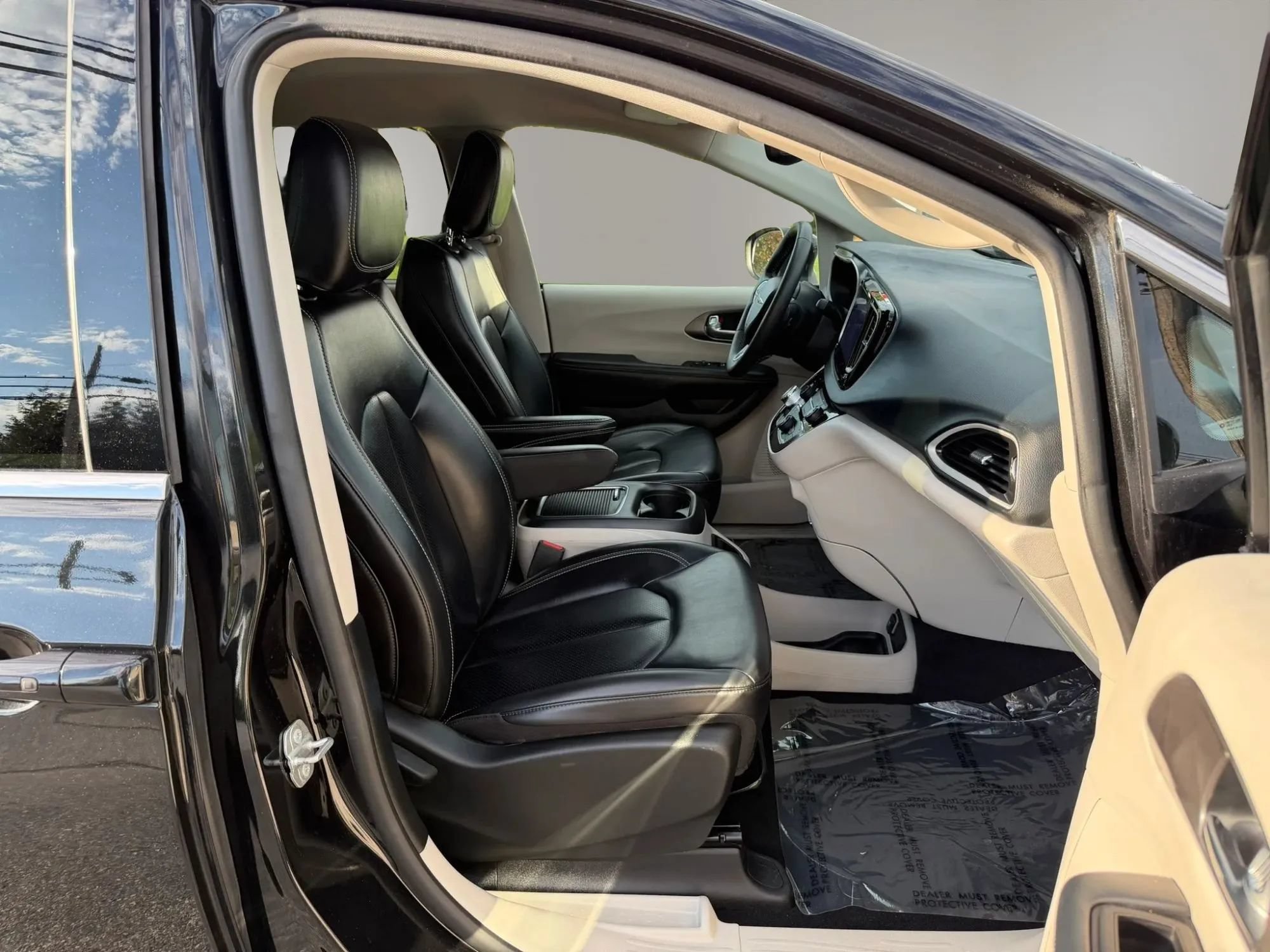 Used 2023 Chrysler Pacifica Touring-L FWD image 49