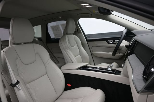 Used 2024 Volvo XC60 B5 Ultimate w/ Protection Package Premier AWD/4WD image 37