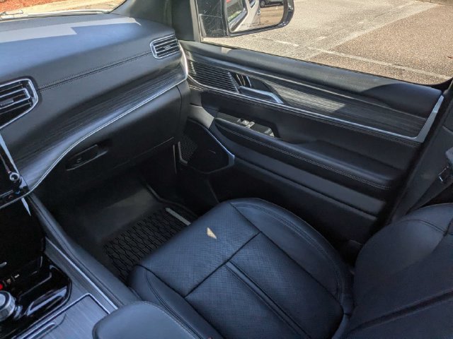 Used 2024 Jeep Wagoneer L Series II RWD image 20