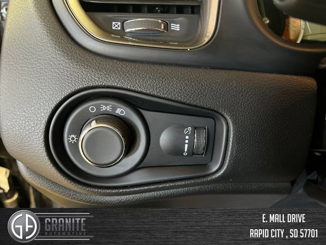Used 2023 Jeep Renegade Latitude AWD/4WD image 31