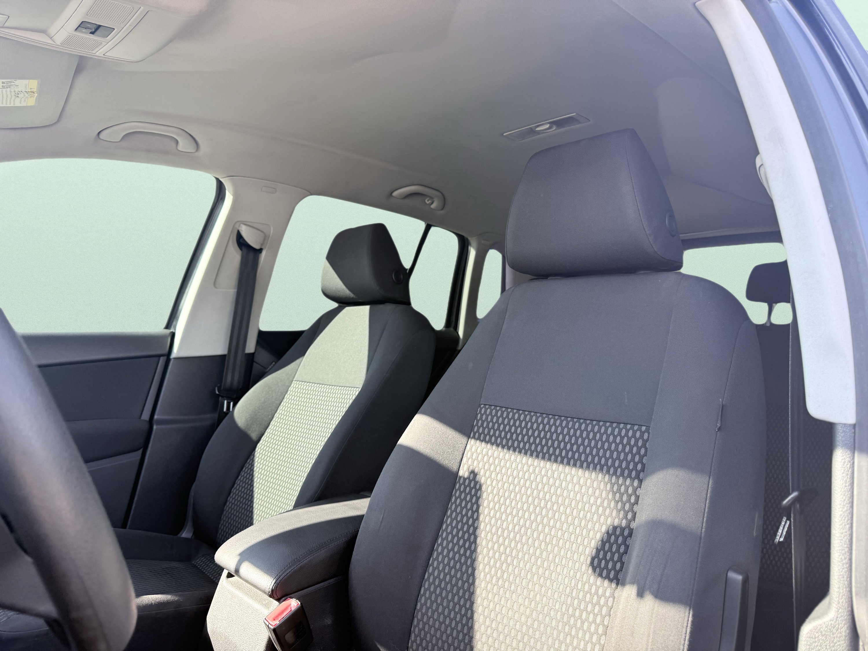 Used 2011 Volkswagen Tiguan S image 23