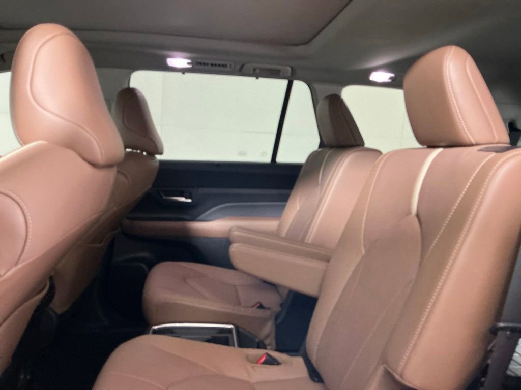 Used 2025 Toyota Grand Highlander AWD image 6