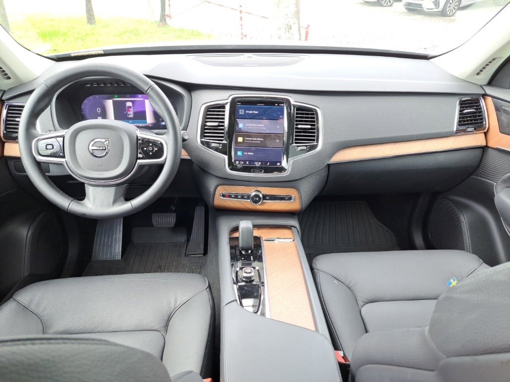 Used 2025 Volvo XC90 B5 Plus w/ Protection Package Premier image 11