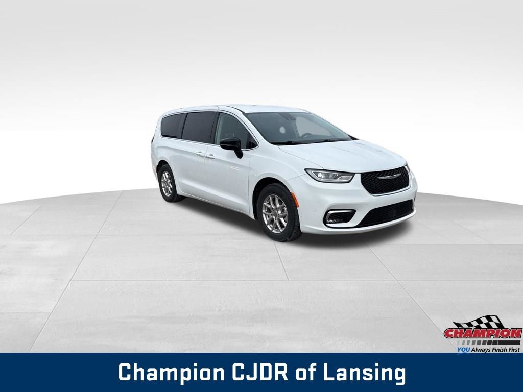 Used 2024 Chrysler Pacifica Touring-L image 7