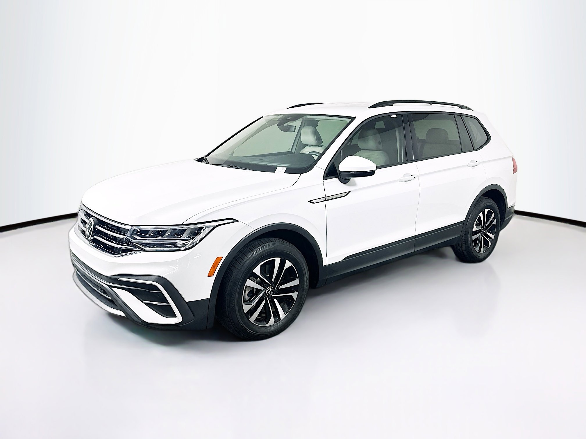 Used 2024 Volkswagen Tiguan S image 3