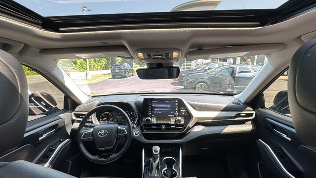 Used 2021 Toyota Highlander XLE AWD/4WD image 31