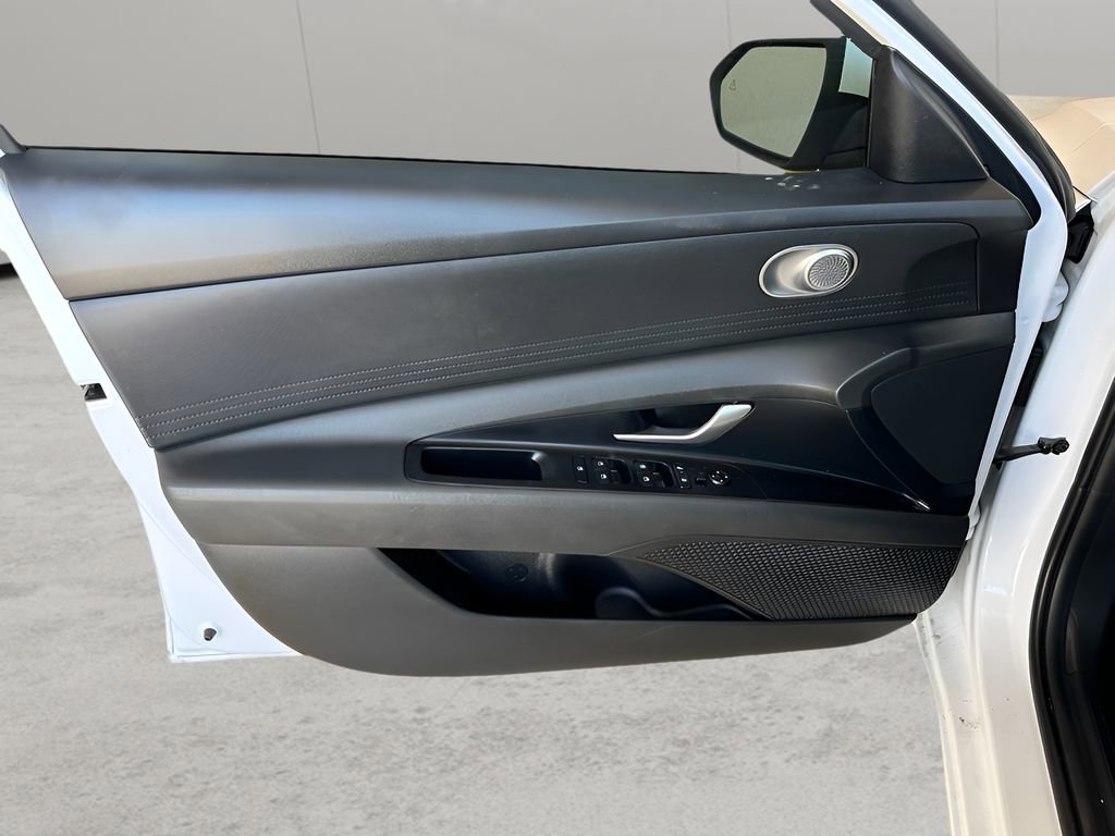 Used 2025 Hyundai Elantra SE FWD image 9