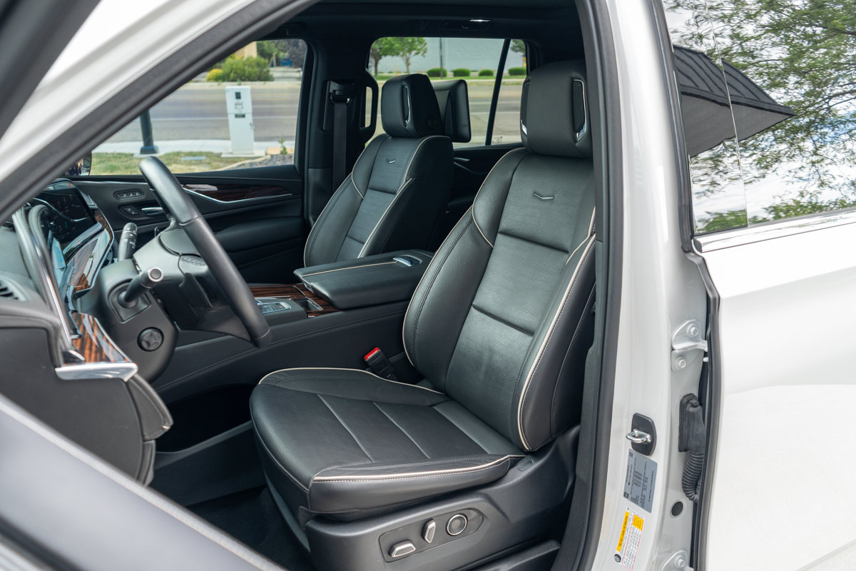 Used 2021 Cadillac Escalade Premium Luxury w/ LPO, Radiant Package AWD/4WD image 17