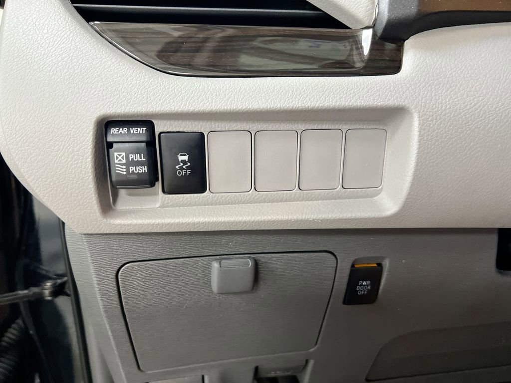 Used 2019 Toyota Sienna XLE image 18