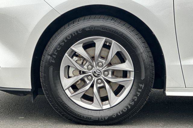Certified 2023 Toyota Sienna XLE image 32