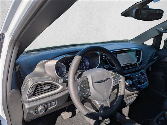 New 2026 Chrysler Pacifica Select image 12