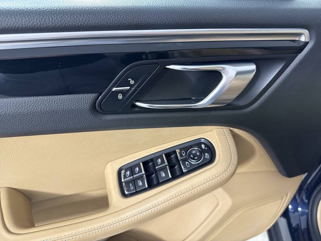 Certified 2018 Porsche Macan image 32