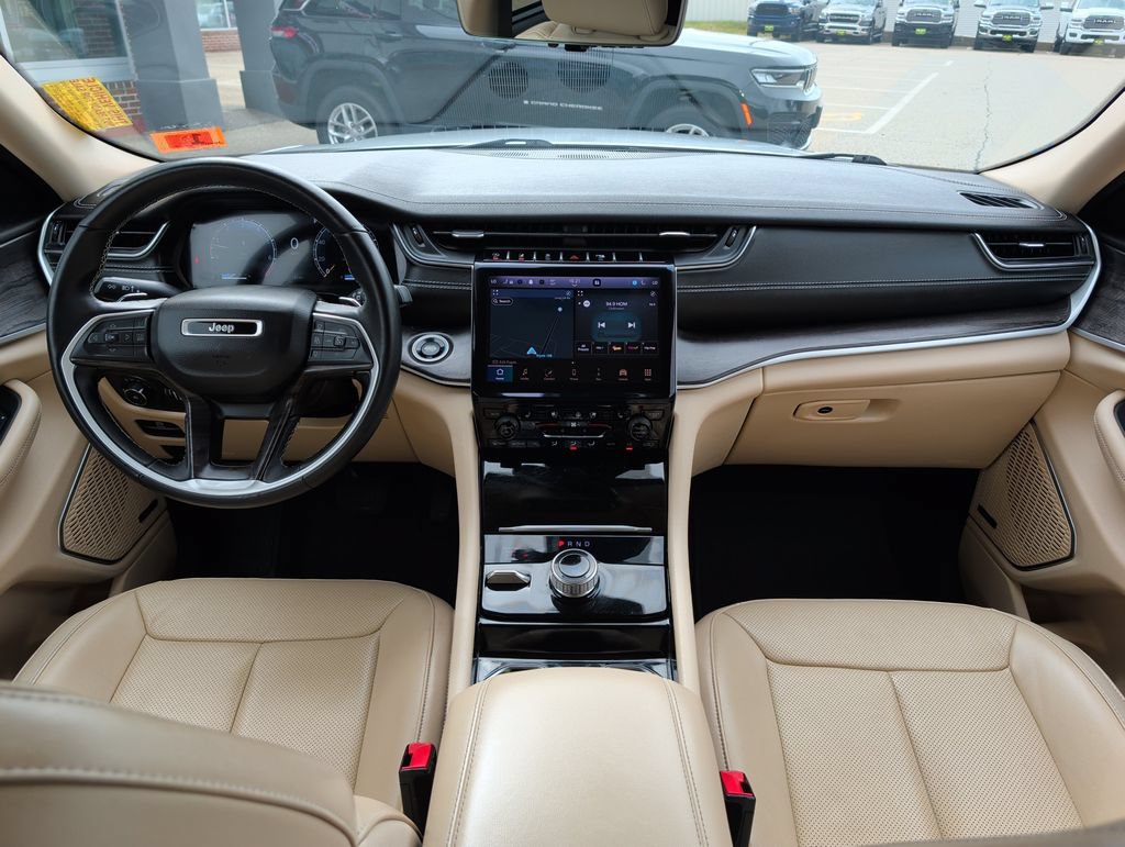 Used 2022 Jeep Grand Cherokee Limited w/ Luxury Tech Group II AWD/4WD image 16