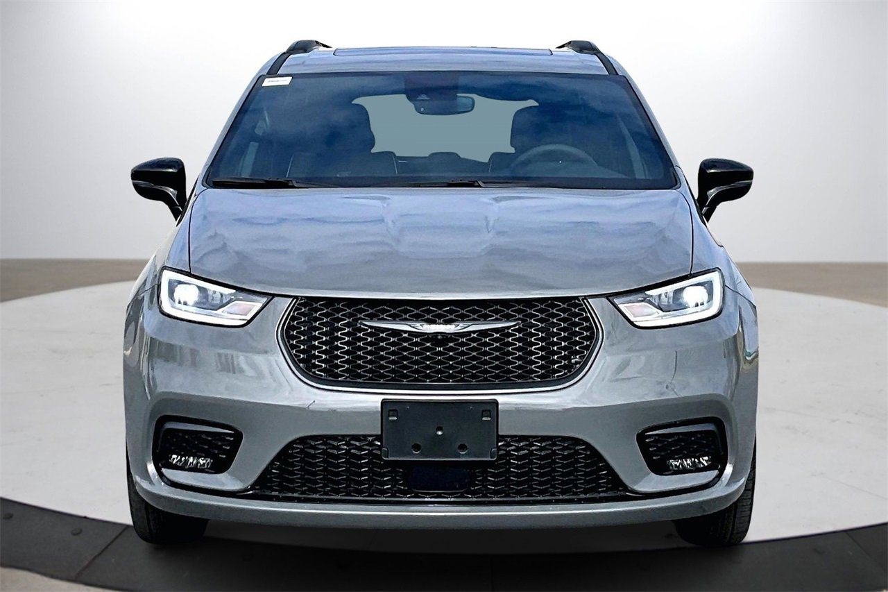 Used 2023 Chrysler Pacifica Limited w/ S Appearance Package image 3