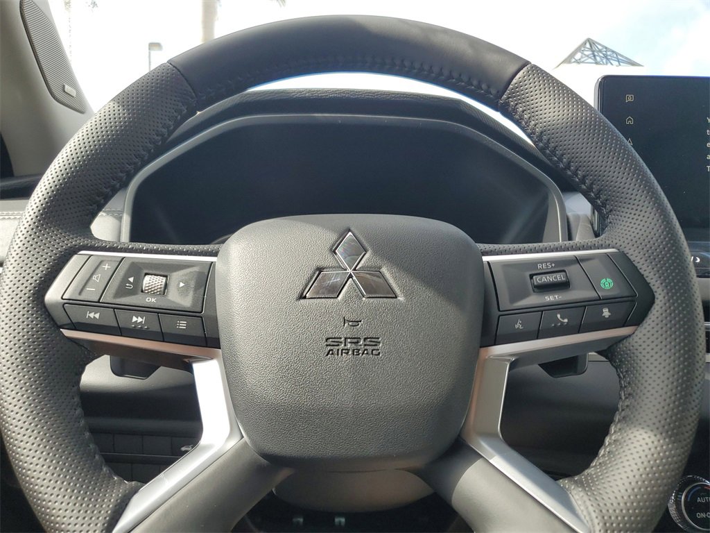 New 2025 Mitsubishi Outlander SE image 23