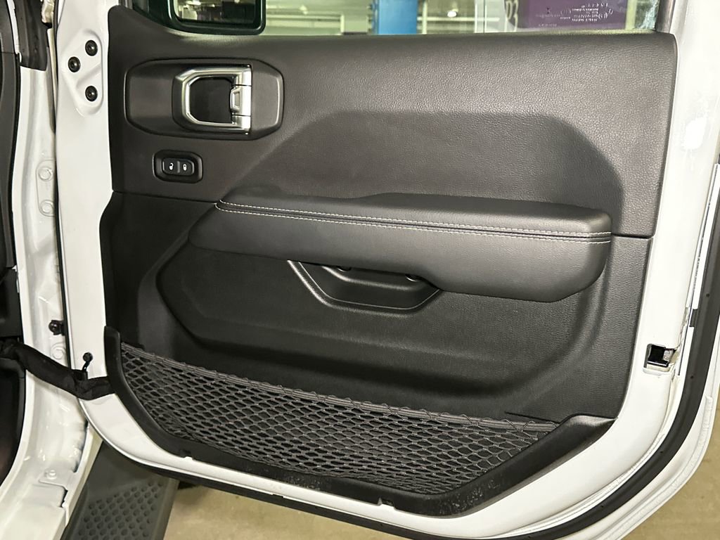 Used 2022 Jeep Wrangler Unlimited Sahara w/ Cold Weather Group AWD/4WD image 11