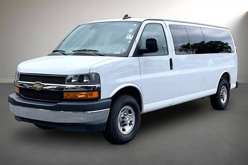 Used 2025 Chevrolet Express 3500 LT w/ LT Preferred Equipment Group RWD image 3