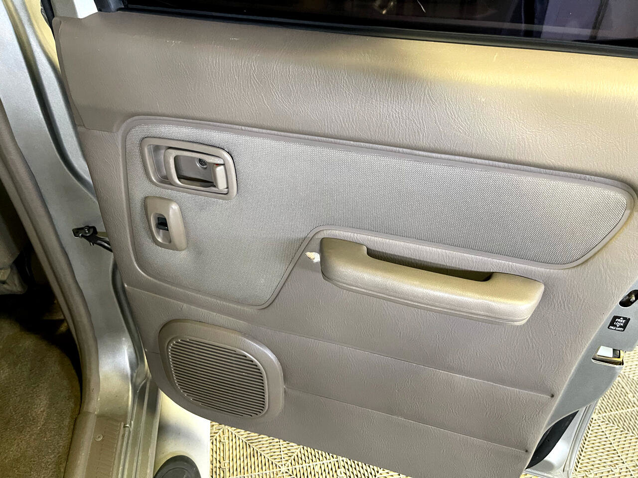 Used 2001 Nissan Frontier SE image 16