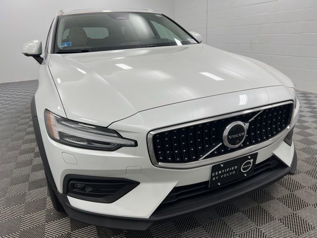 Used 2023 Volvo V60 B5 Cross Country Plus w/ Climate Package image 2