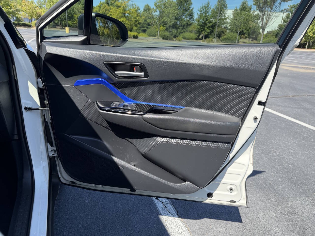 Used 2020 Toyota C-HR XLE FWD image 19