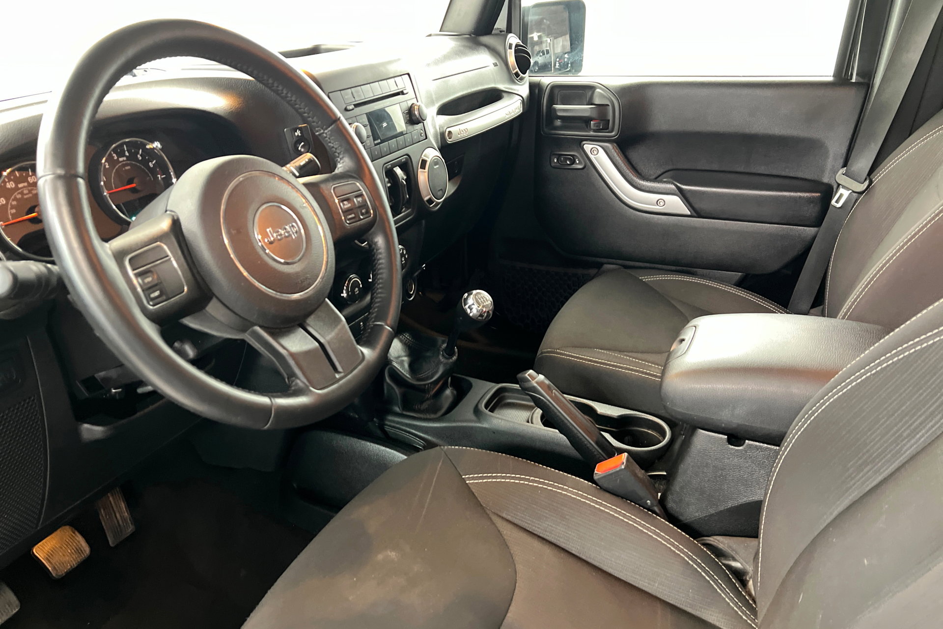 Used 2016 Jeep Wrangler Unlimited Rubicon w/ Max Tow Package AWD/4WD image 15