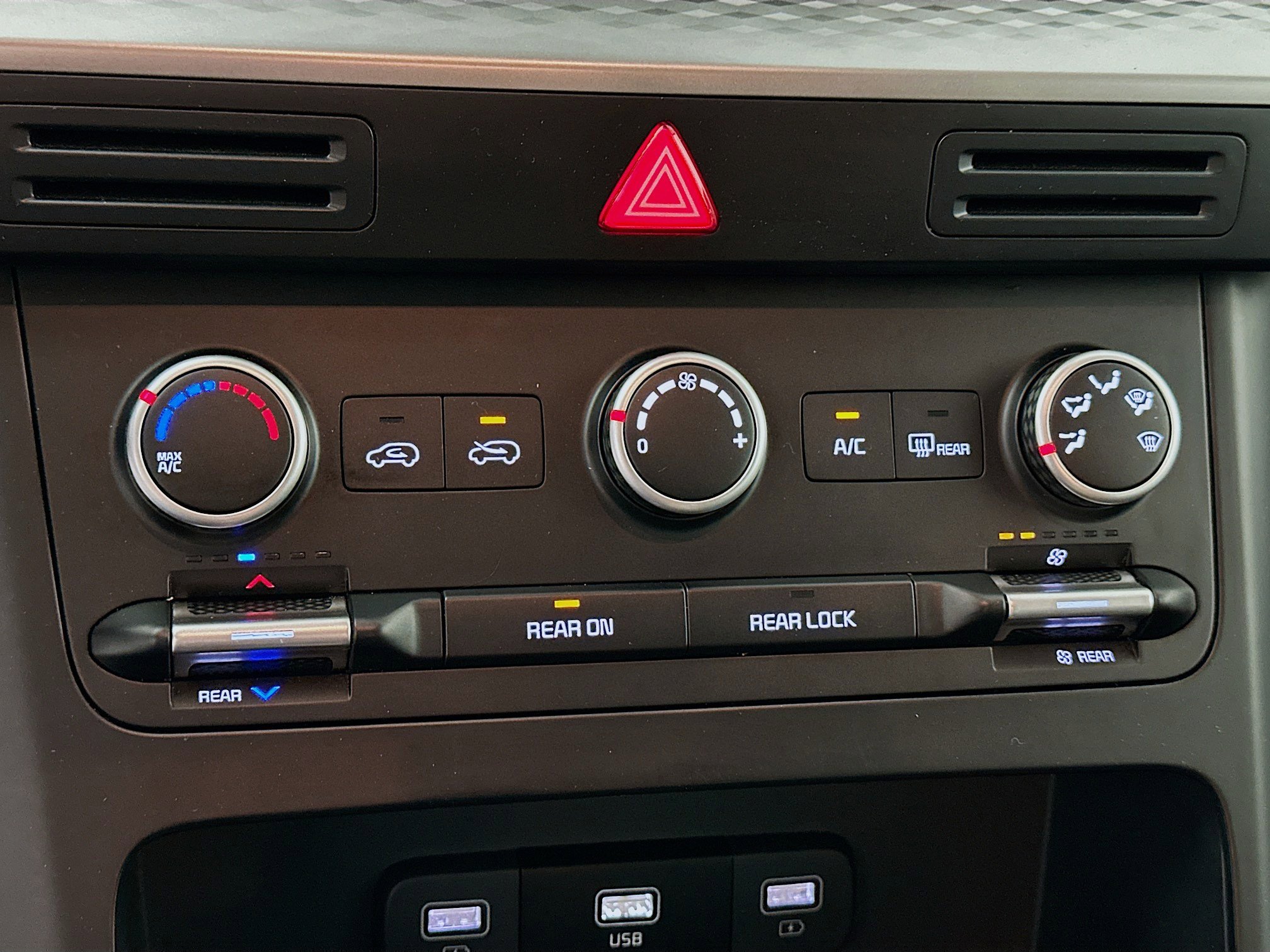 Used 2024 Kia Carnival LX image 22