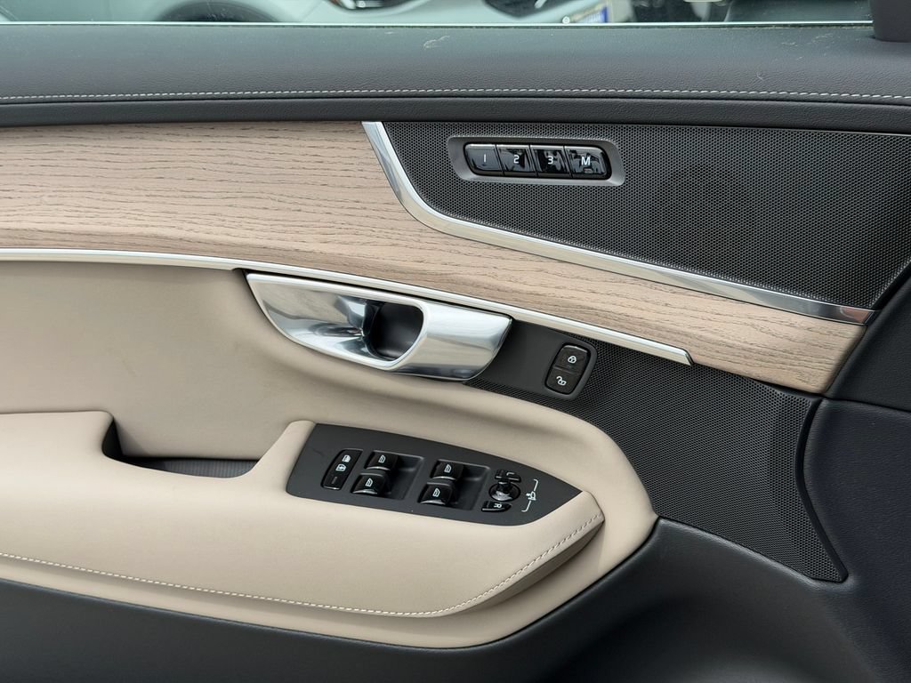 New 2026 Volvo XC90 B6 Plus w/ Protection Package Premier AWD/4WD image 33