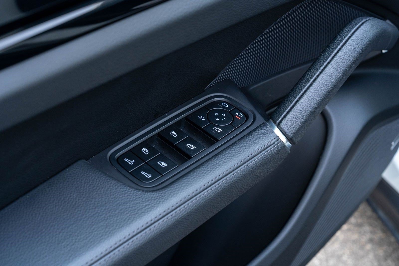 Certified 2023 Porsche Cayenne Platinum Edition AWD/4WD image 22