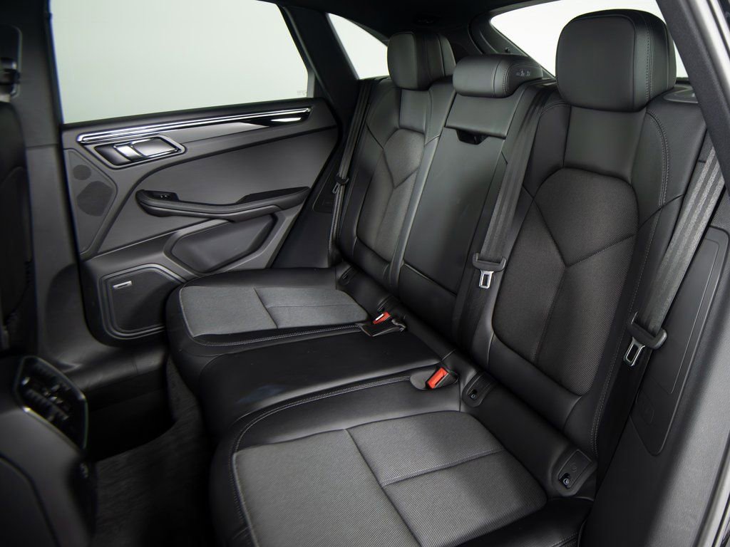 Certified 2025 Porsche Macan image 33