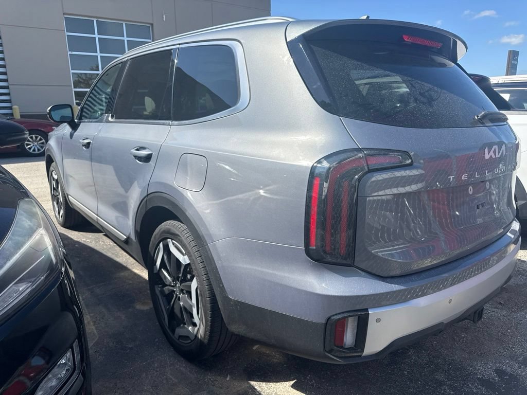 Used 2024 Kia Telluride EX w/ EX Captain's Chair Package FWD image 8