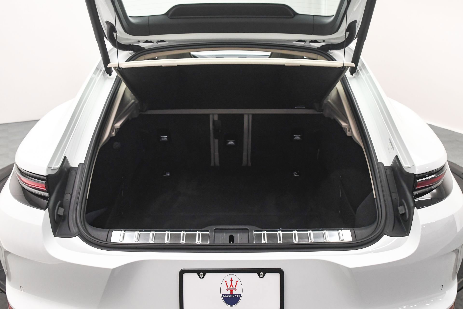 Used 2025 Porsche Panamera 4 image 7