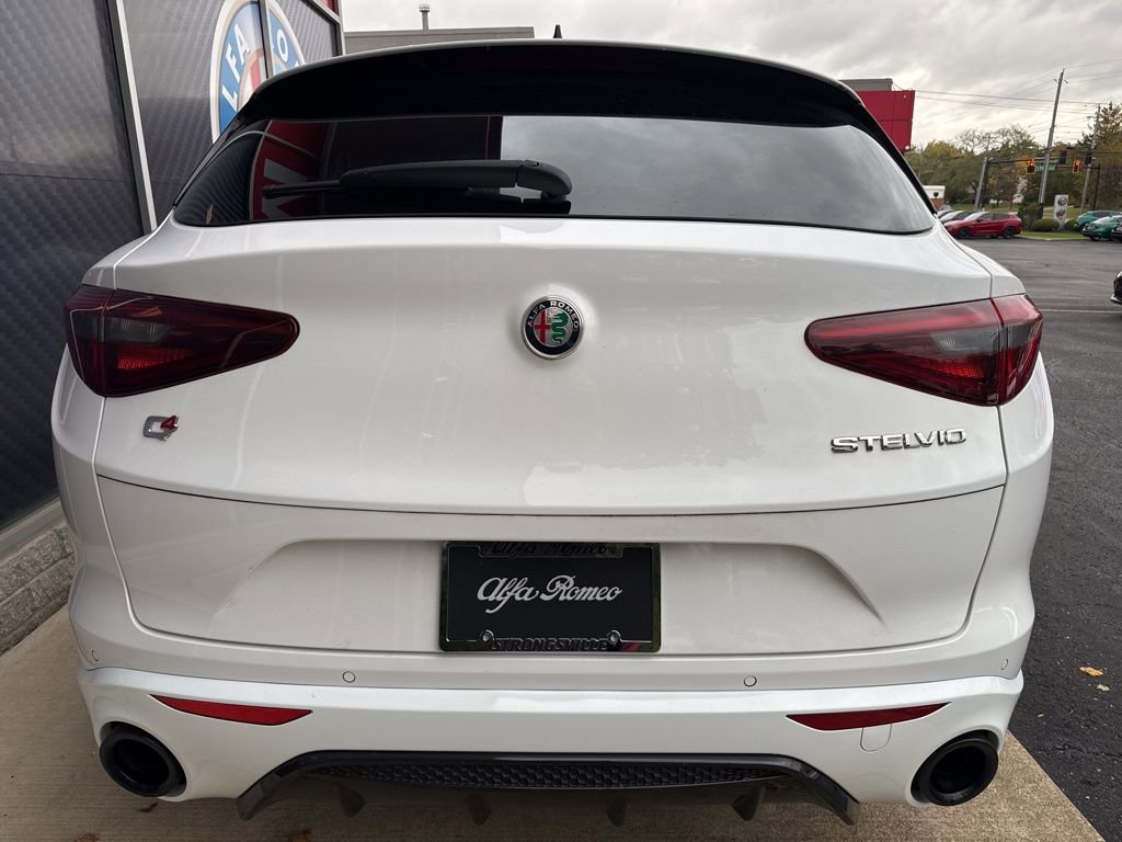 Used 2022 Alfa Romeo Stelvio Veloce image 9