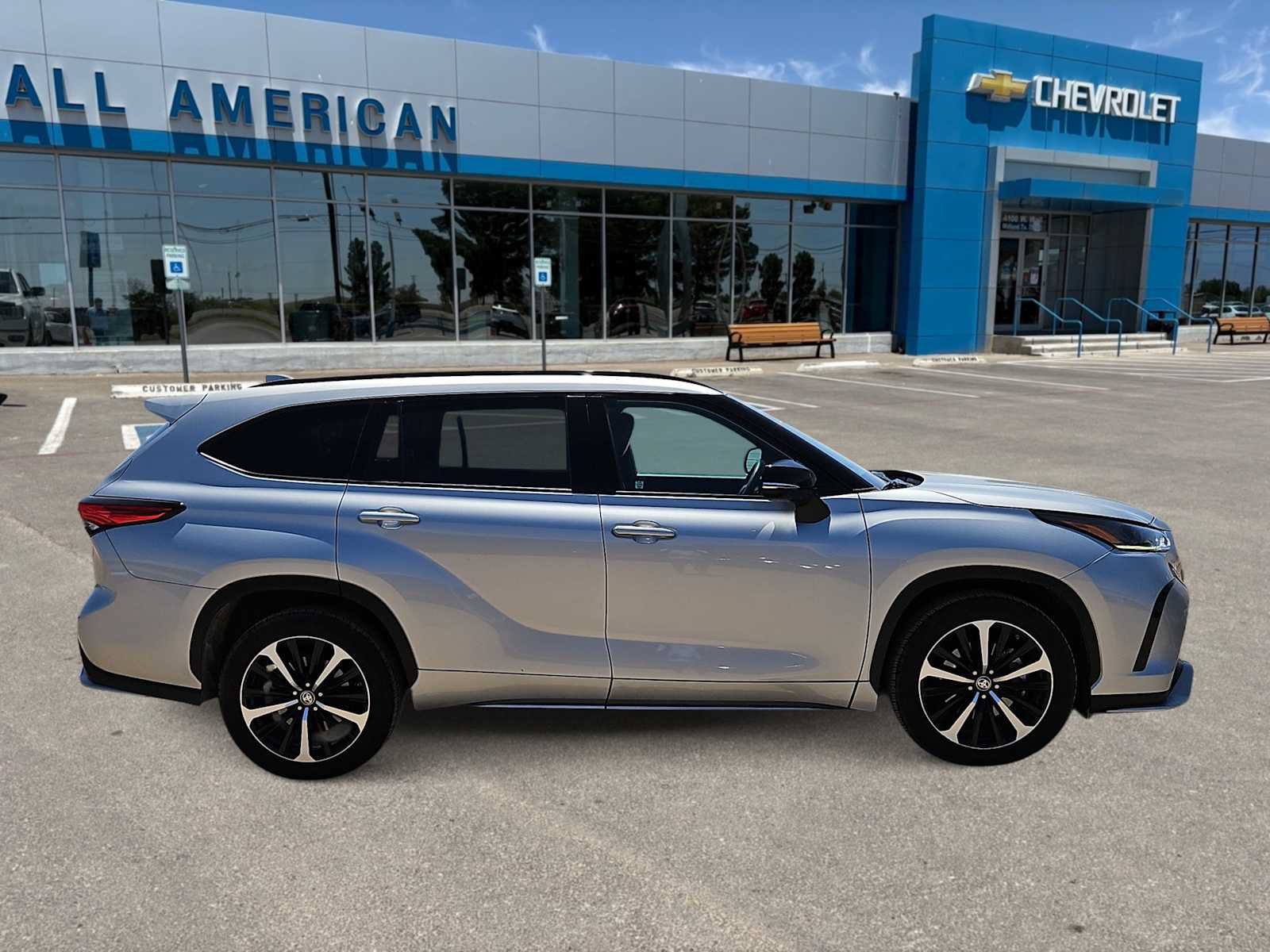 Used 2022 Toyota Highlander XSE FWD image 9