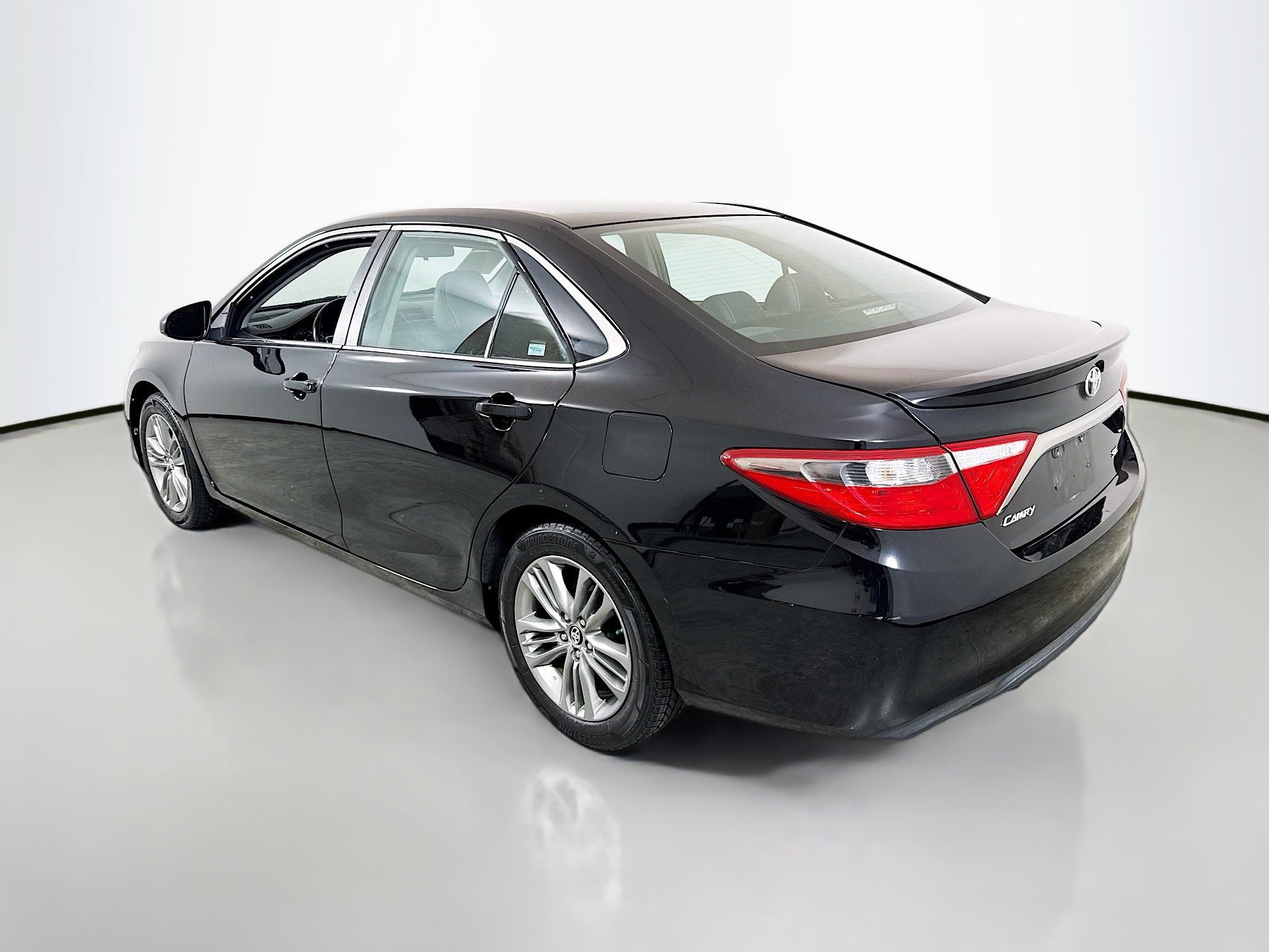 Used 2016 Toyota Camry SE image 5
