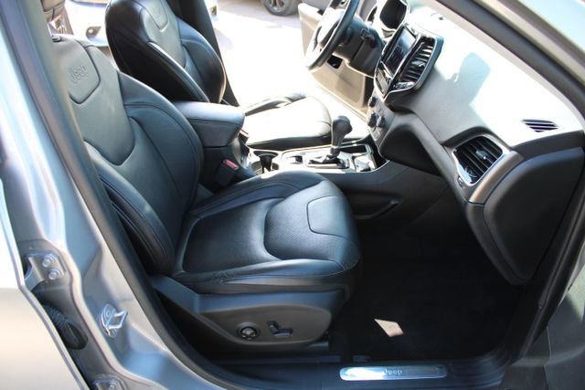 Used 2019 Jeep Cherokee Limited FWD image 39