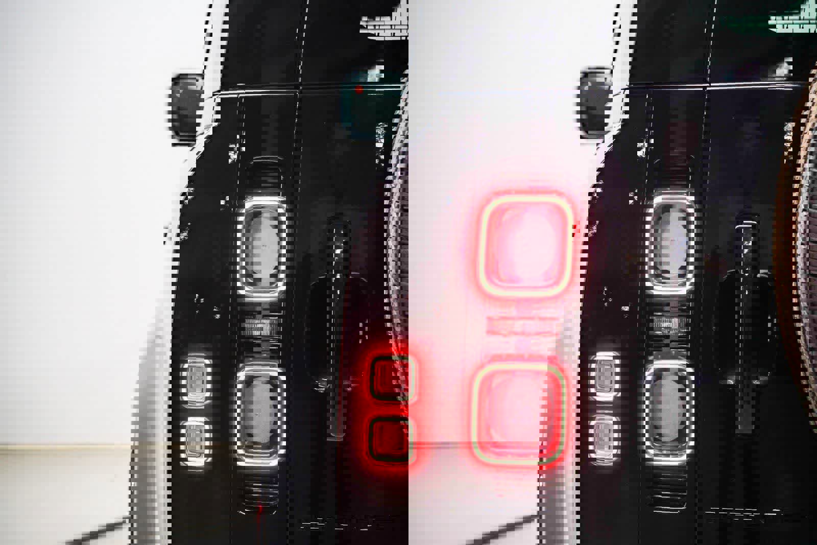 Used 2023 Land Rover Defender 110 V8 image 9