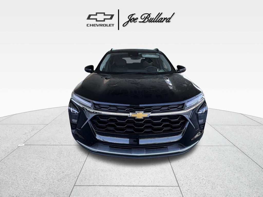 Used 2025 Chevrolet Trax LT FWD image 3