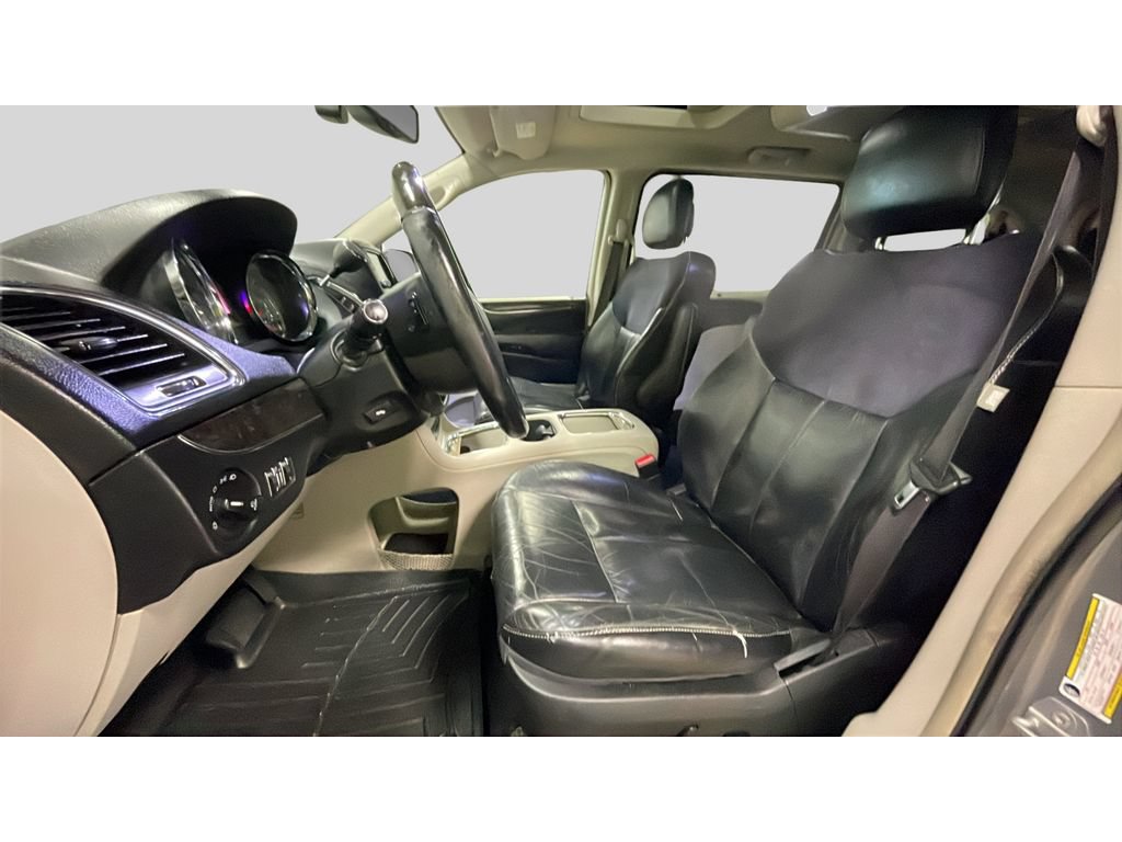 Used 2015 Chrysler Town & Country Limited Platinum FWD image 12