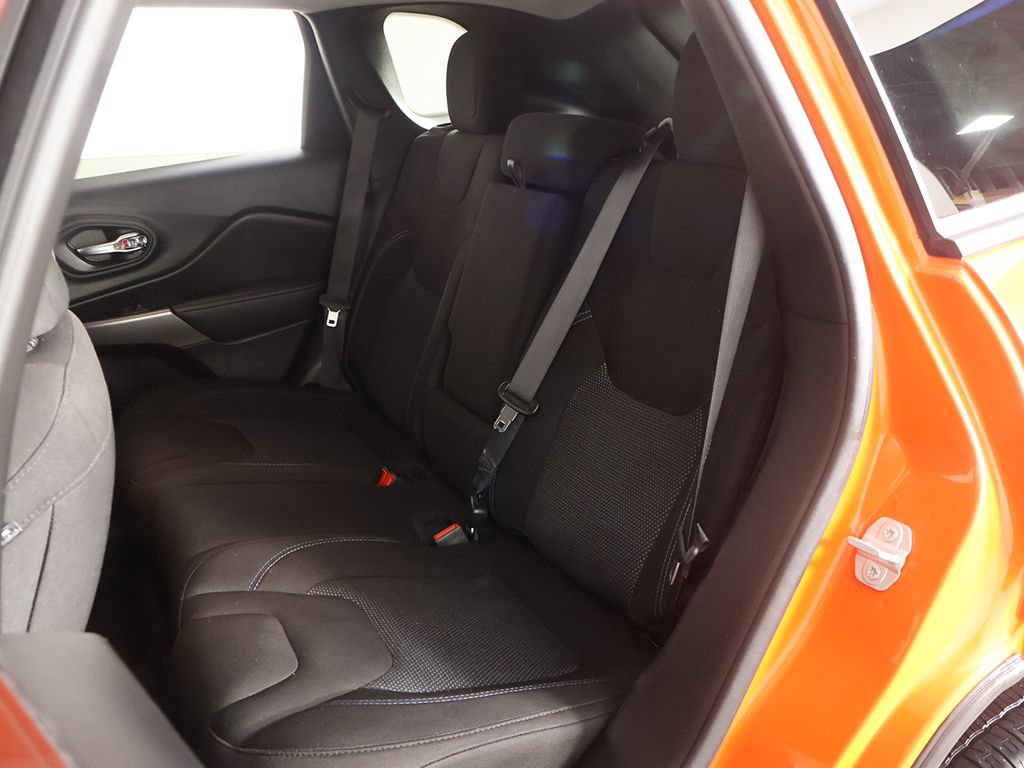 Used 2021 Jeep Cherokee Latitude FWD image 27