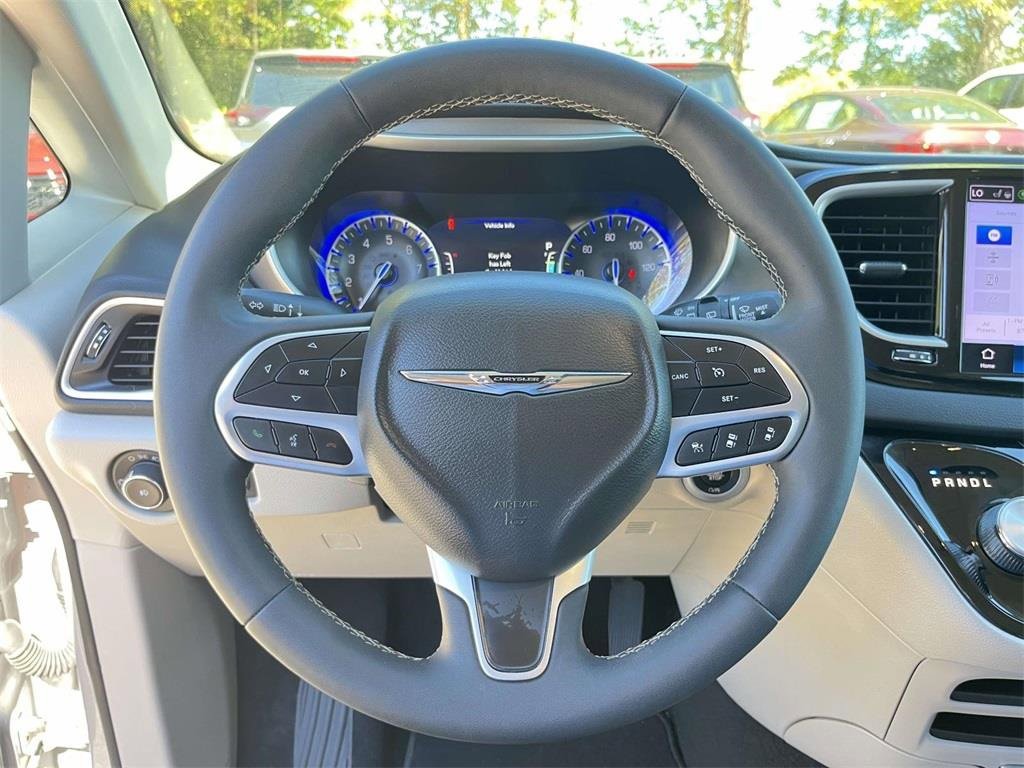 Used 2024 Chrysler Pacifica Touring-L image 14